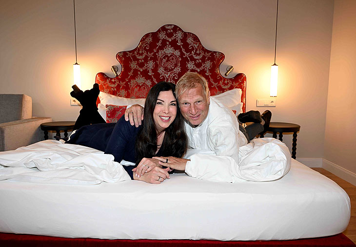 Alexandra Polzin mit Mann Gerhard Leinauer auf dem Hotel Bett / Urlaub im Hotel &bdquo;Grand Elisabeth&ldquo; in Bad Ischl/&Ouml;sterreich - Auf den Spuren von Kaiserin Sisi im Salzkammergut / April 2026 / Foto: ABR-Pictures/ Wolfgang Breiteneicher 